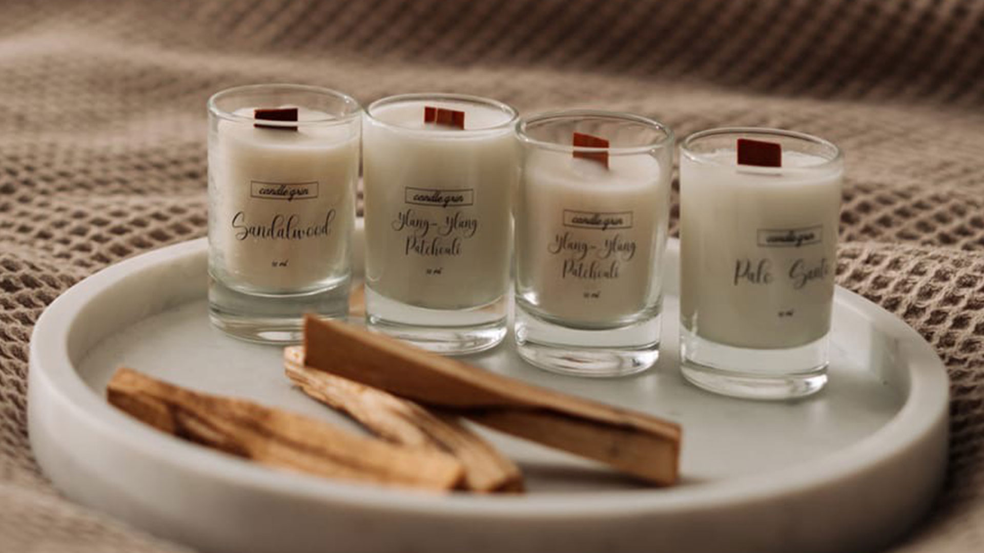 Подарки для гостей на свадьбе: соевые свечи с персональным ароматом.